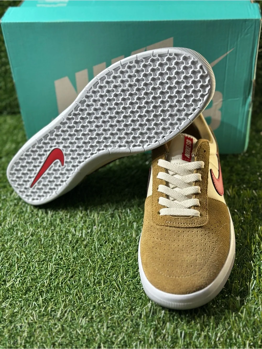 NIKE SB TEAM CLASSIC, SIZE 7.5 MENS, BRAND NEW